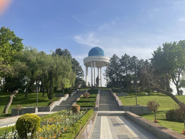 alisher navoi statue 768x576