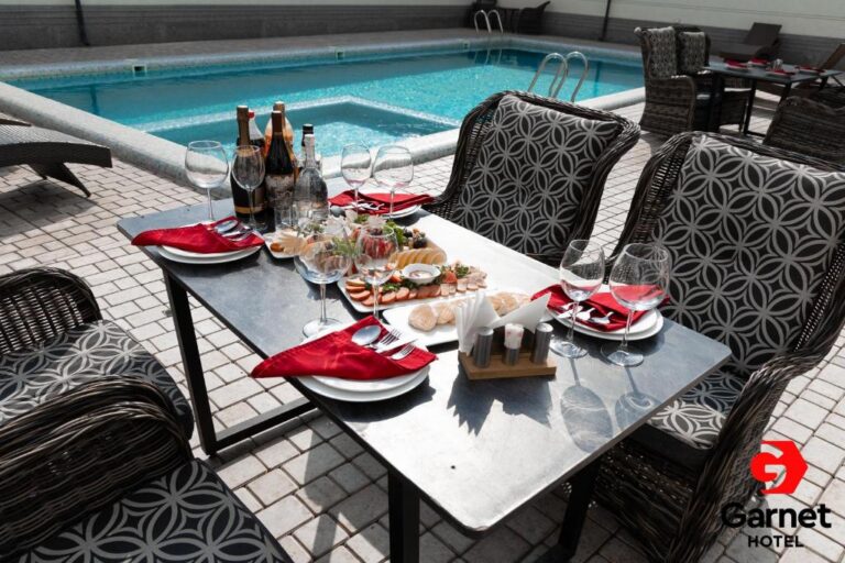 champagne swimming pool 768x512