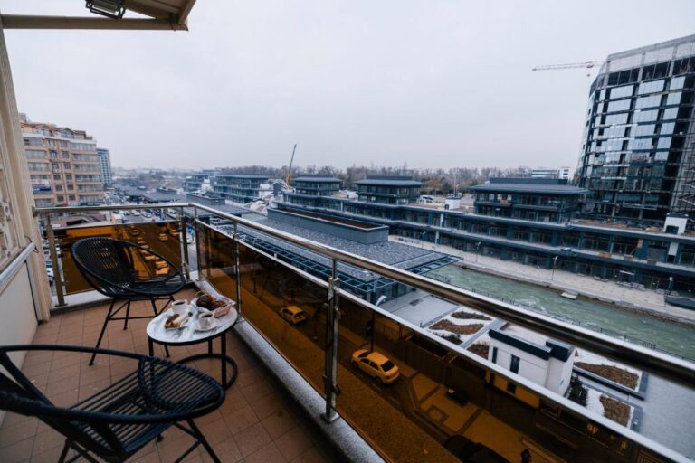 hotel balcony 768x512
