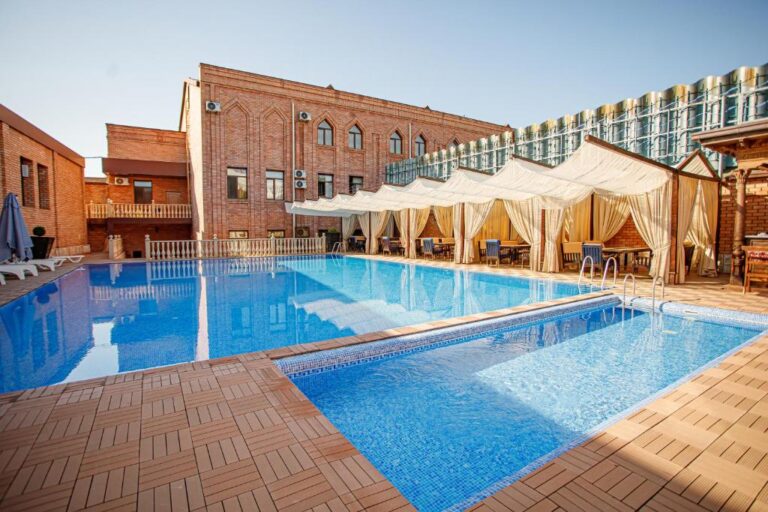 outdoor pool 768x512