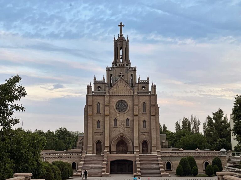 sacred heart church 768x576