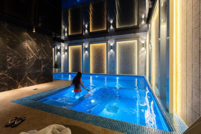 outdoor pool 1 768x512