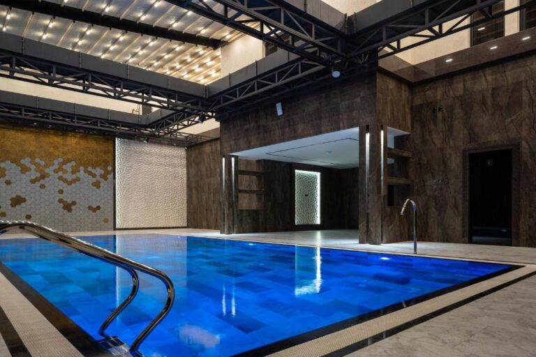 swimming pool 21 768x512