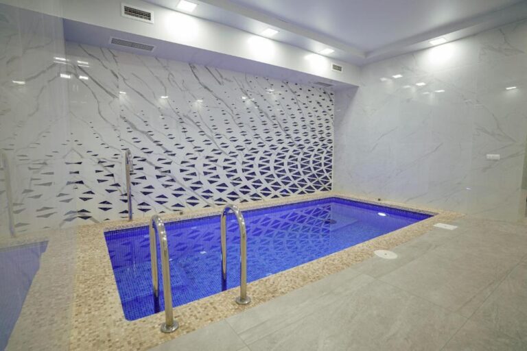 swimming pool 9 768x512